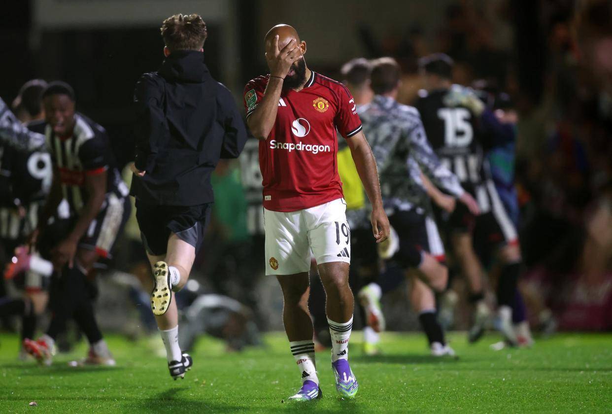 格里姆斯比使用不合规球员被罚在对阵曼联的比赛中未及时注册的简单介绍  第1张