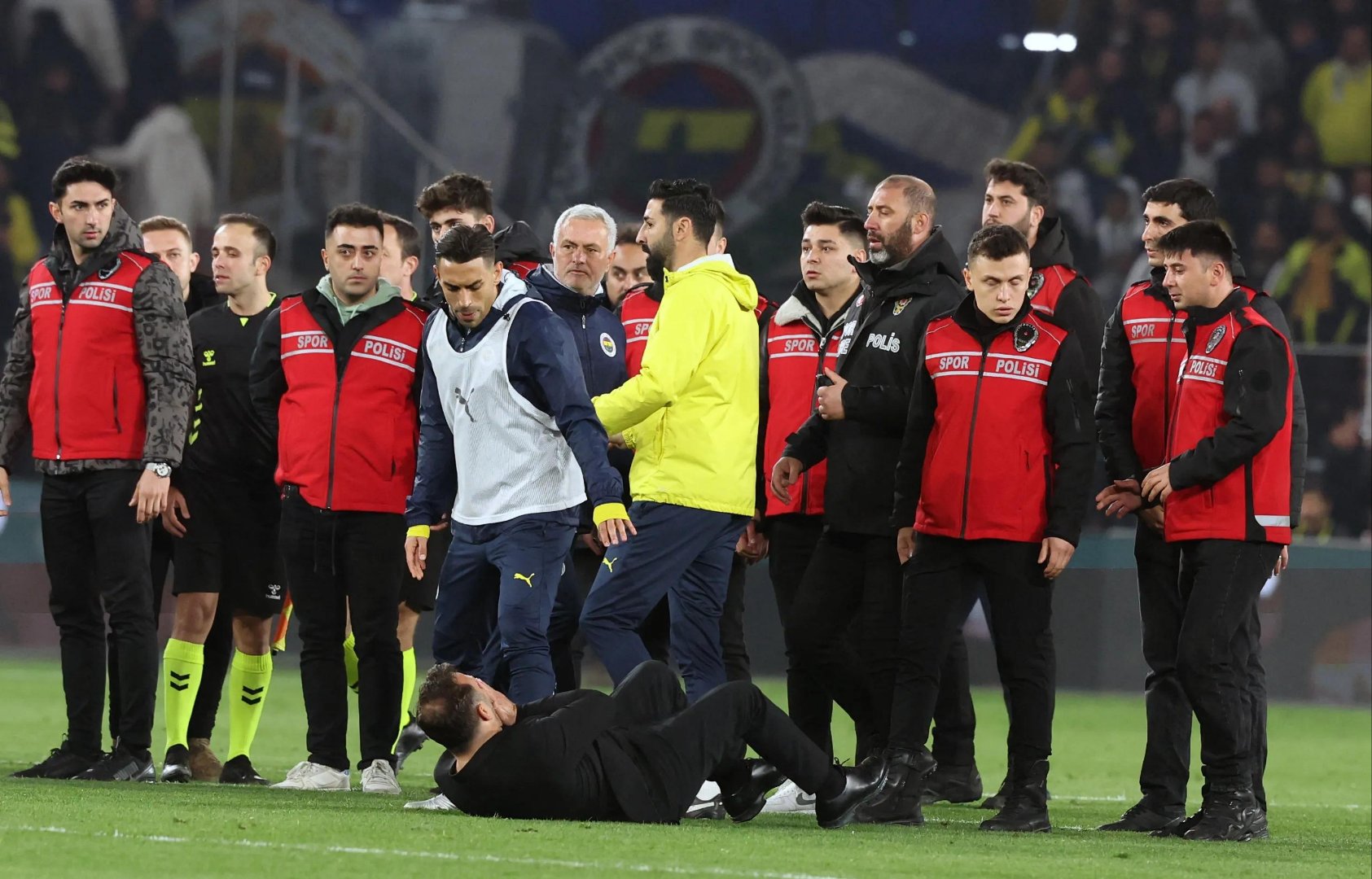 塞梅多加盟费内巴切穆里尼奥防线迎强援的简单介绍 第1张 塞梅多加盟费内巴切穆里尼奥防线迎强援的简单介绍 第1张