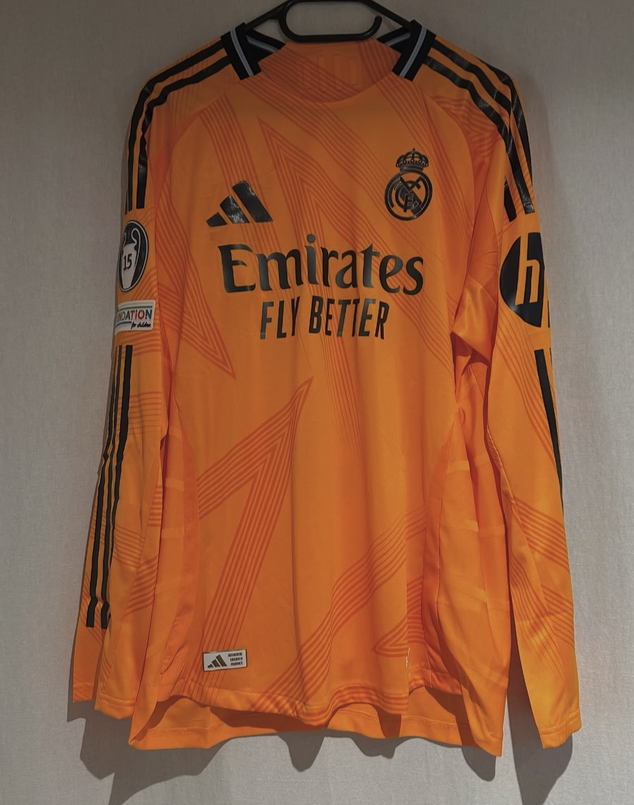 关于皇马下赛季新主场球衣曝光灵感来源于伯纳乌球场演变的信息  第2张