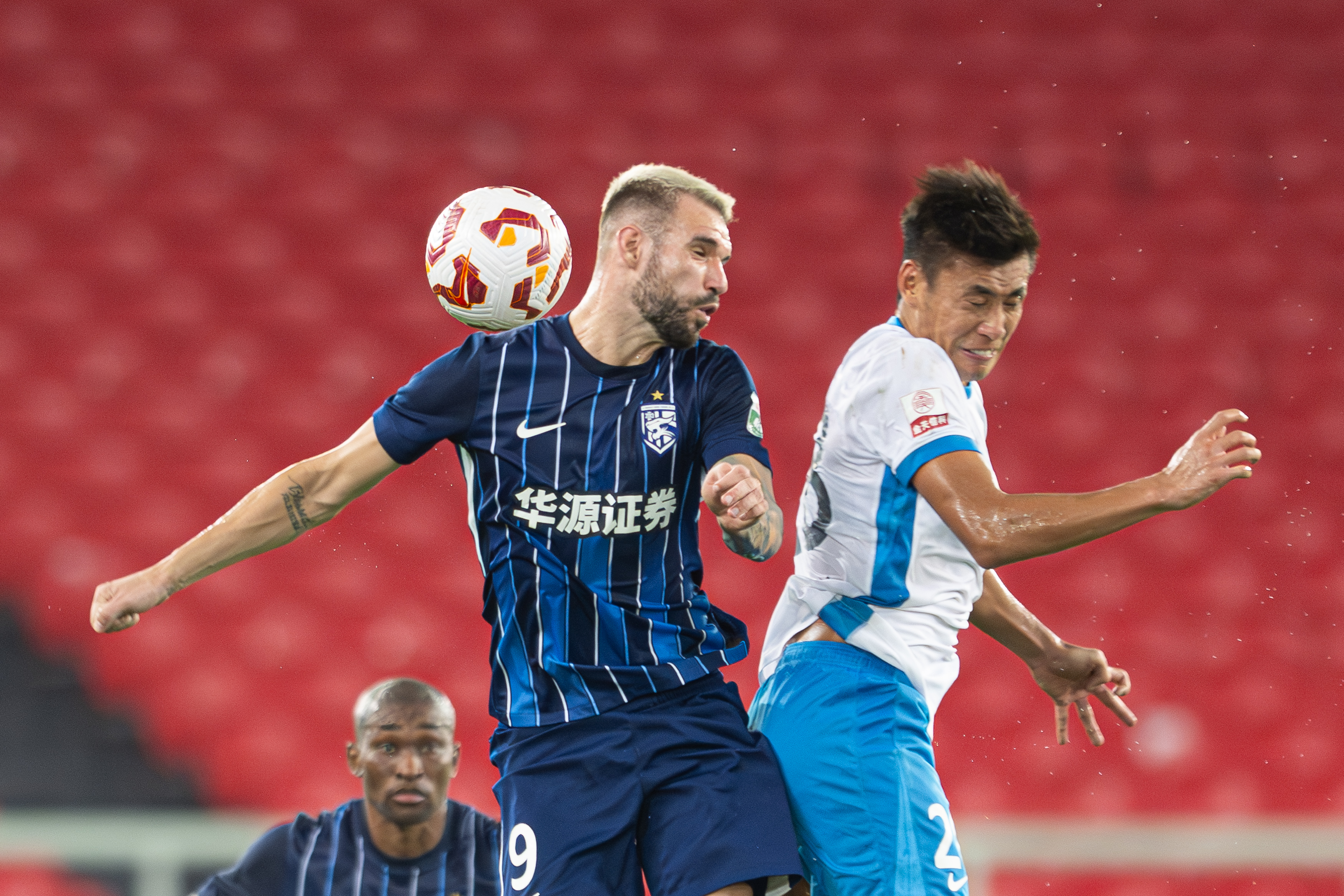 足球报：武汉三镇成功保级难掩困境球队并未走出动荡的简单介绍  第2张