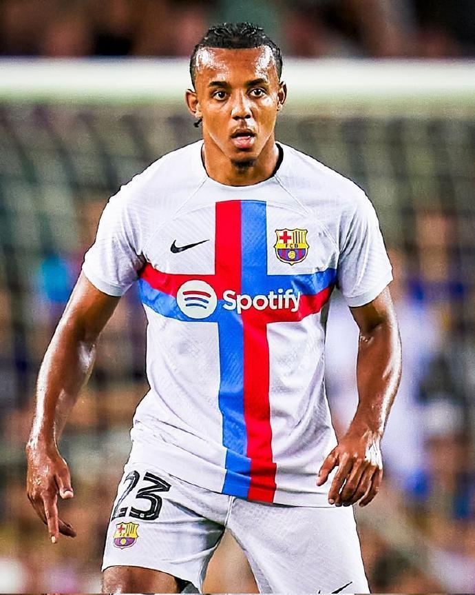 包含诺丁汉森林接近签下里昂边锋福法纳俱乐部之间已经达成协议的词条